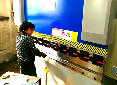  WE67K-63T2500（DA41）數控折彎機客(kè)戶現場